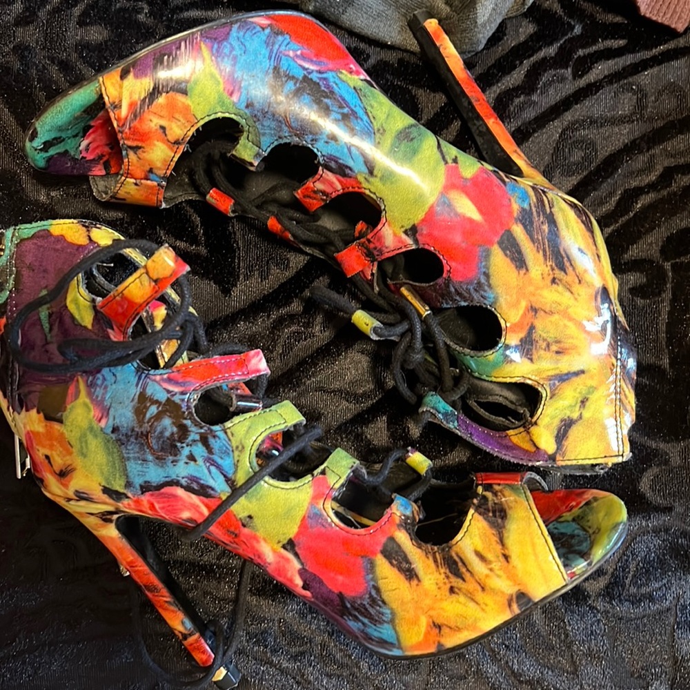 Steve madden 5.5 heels ( used) they do not fit me anymore